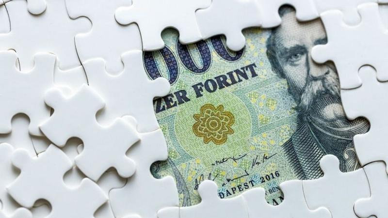 A forint a 400-as eurós szint környékén mozog, míg a dollárral szemben kedvezőbb a helyzet – számolt be a Világgazdaság.