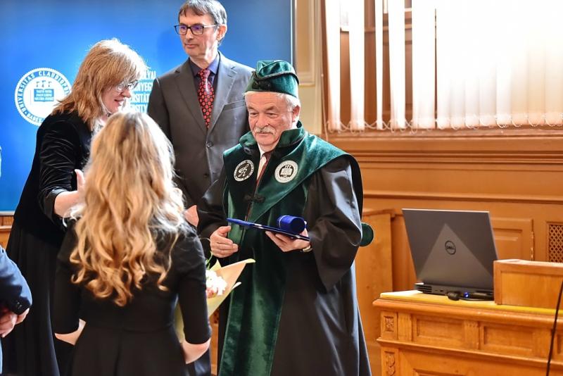 Socius Excellentia Meritorum-díjjal tüntették ki Kató Béla emeritus református püspököt. Ezzel a rangos elismeréssel a közösségi és vallási életben végzett kiemelkedő tevékenységét, valamint a hitélet terén nyújtott hozzájárulását kívánták méltatni. Kató 