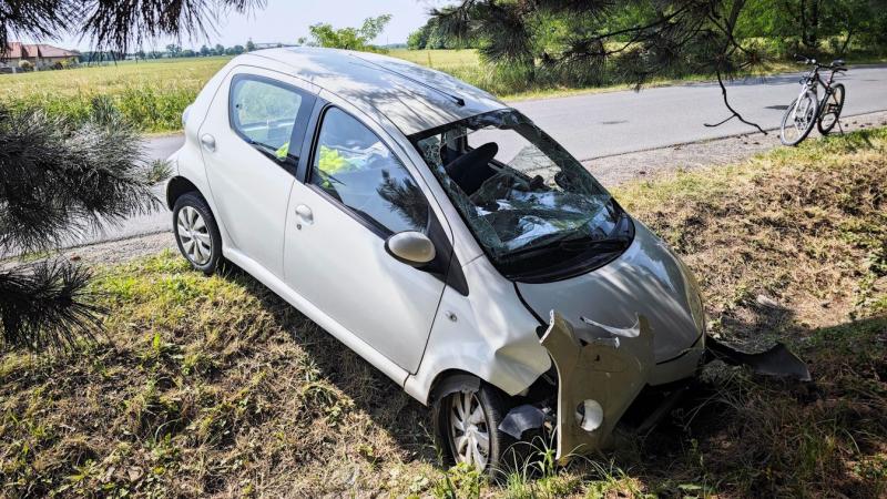 Súlyos baleset történt Szombathelyen, ami miatt lezárták az érintett utcát. A tűzoltók is a helyszínre érkeztek, hogy segítsenek a helyzet kezelésében. A balesetről készült fotók is megjelentek, amelyek rávilágítanak a baleset súlyosságára.