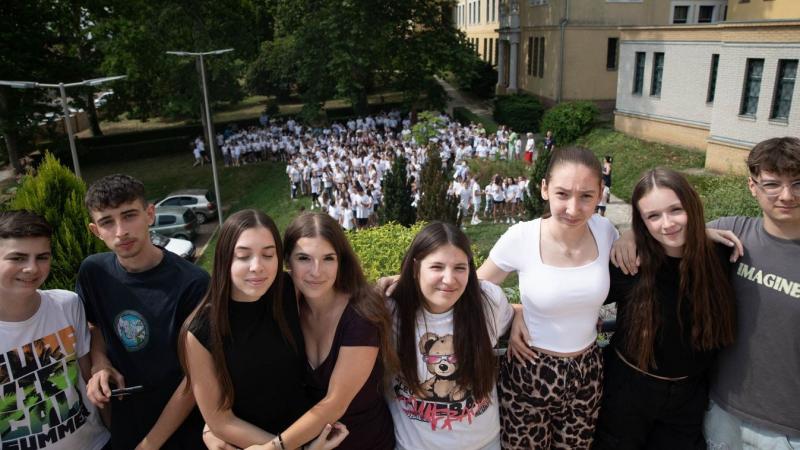 Ezek a fiatalok már nem folytathatják tanulmányaikat az iskola falai között (galéria)