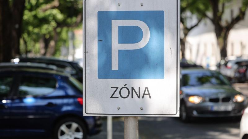 Augusztus 20-án különleges események zajlanak, és a parkolás is eltér a megszokottól. Fontos, hogy tisztában legyünk azzal, hol kell parkolási díjat fizetni, és hol élvezhetjük a díjmentes parkolás előnyeit. 

A város központjában, ahol a legnagyobb tömeg