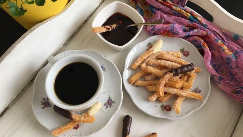 Fedezd fel az ínycsiklandó churros világát, amelyeket forró, gazdag csokoládéval tálalunk – itt a részletes recept, amellyel te is könnyedén elkészítheted ezt a mennyei desszertet!