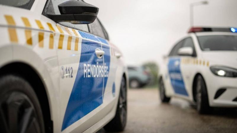 Egy rendkívüli és meglepő történet látott napvilágot Baján, ahol egy asszony azt állítja, hogy a férje halálát egy szentkép okozta. Az események háttere sok kérdést felvet, és a helyiek között is élénk vitákat generál. Az asszony szerint a kép egy titokza