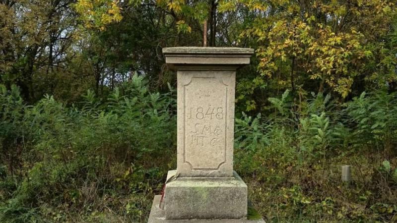 A Tisza-tó egyik nevezetessége súlyos vandalizmus áldozatául esett - az elkövetők emlékeket tiporva gyalázták meg a helyszínt.
