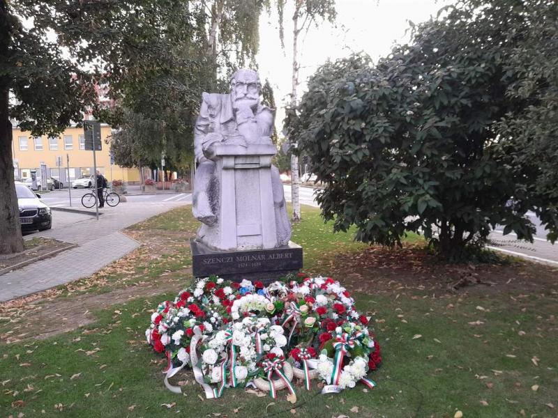 Szenczi Molnár Albert életművében a szellemi és lelki tartás kiemelkedő szerepet játszik. A XVI. századi erdélyi filozófus és nyelvész nem csupán a tudományok iránti elköteleződéséről ismert, hanem arról is, hogy mélyen foglalkoztatja az emberi lélek és s