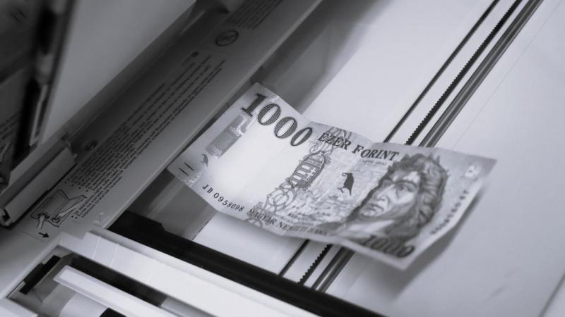 Egy keszthelyi vállalkozó rendhagyó módon próbált megküzdeni adósságaival: ahelyett, hogy hagyományos megoldásokhoz folyamodott volna, egy fénymásoló segítségét vette igénybe, hogy saját „pénzét” nyomtassa ki. Az ügylet furcsa, ám figyelemfelkeltő ötletne
