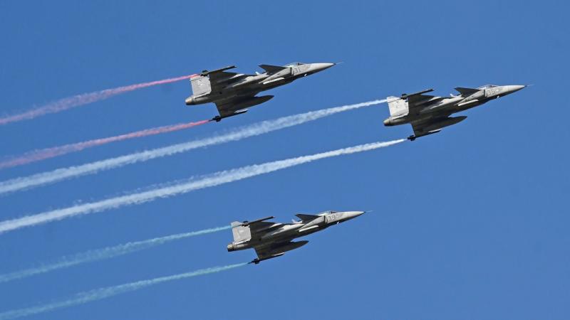 A Kossuth tér felett repülő Gripenek látványa lenyűgöző élményt nyújt. Ezek a vadászgépek nemcsak a technikai precizitásukkal, hanem a magyar légierő szimbólumaként is megjelennek. A videóban megcsodálhatjuk, ahogy a gépek elegánsan cikáznak az égen, mikö