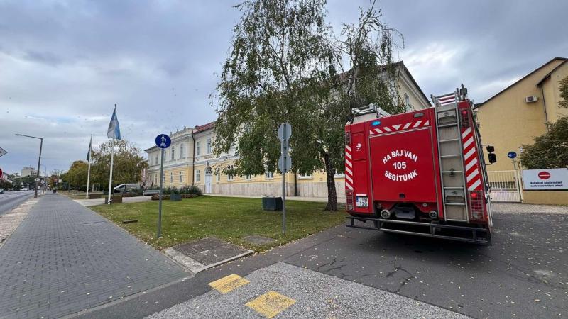 Hatalmas pánik tört ki Hajdúszoboszlón! A tűzoltók sürgősen a polgármesteri hivatalhoz siettek – nézd meg a fotókat és videókat!