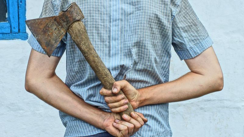 Egy dühöngő férfi fejszével a kezében követelte vissza a már eladott mobiltelefonjának árát.