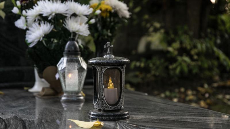 Emlékezés a biztonság ölelésében - Gyertyagyújtás Halottak Napján

Halottak Napja egy különleges alkalom, amikor megállunk egy pillanatra, hogy emlékezzünk azokra, akiket elveszítettünk. E jeles napon a gyertyalángok nem csupán a sötétség ellen világítana