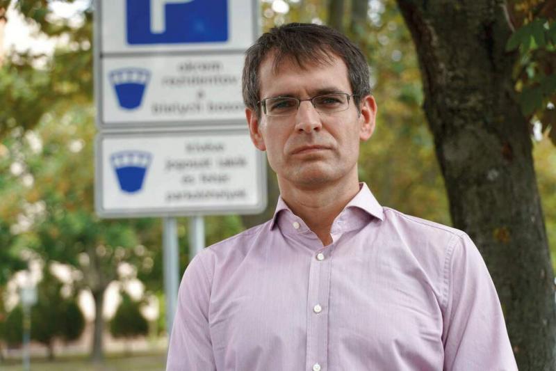 Természetesen! Íme egy egyedi megfogalmazás a diplomatikus kommunikációról és a konkrét különbségekről:
---
A diplomáciai megközelítés lényege, hogy a mondandónkat úgy tálaljuk, hogy az ne csupán információt közvetítsen, hanem figyelembe vegye a különbö