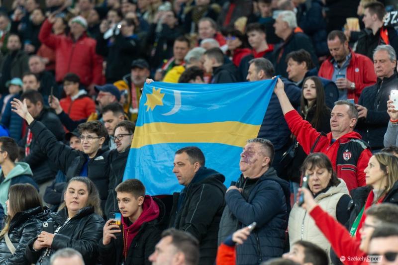 A székelyföldi szurkolók lelkesedése határtalan, hiszen a magyar-ír világbajnoki selejtező mérkőzés küszöbén állnak. A gyülekezők zúgása egyesíti a szurkolótábort, amely tele van szenvedéllyel és büszkeséggel. Székely Sport hírek!
