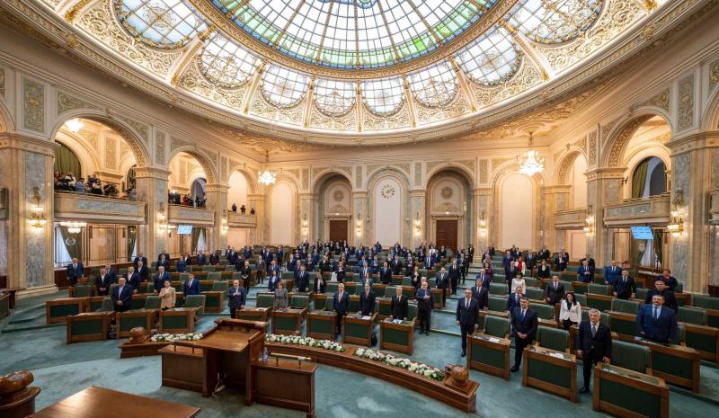 Ezúton szeretnénk bemutatni a parlament házelnökeit, akik fontos szerepet játszanak a politikai életünkben. Érdekesség, hogy a képviselőház vezetőjére még az ellenzéki képviselők is kifejezték támogatásukat.