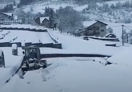 Videókon megfigyelhetjük a Balkánon tomboló szélsőséges időjárást: hóviharok, áramszünetek és közlekedési zavarok sújtják a térséget. A szmo.hu tudósítása bemutatja, hogyan alakítja át a természet a mindennapokat, és milyen kihívásokkal kell szembenézniük