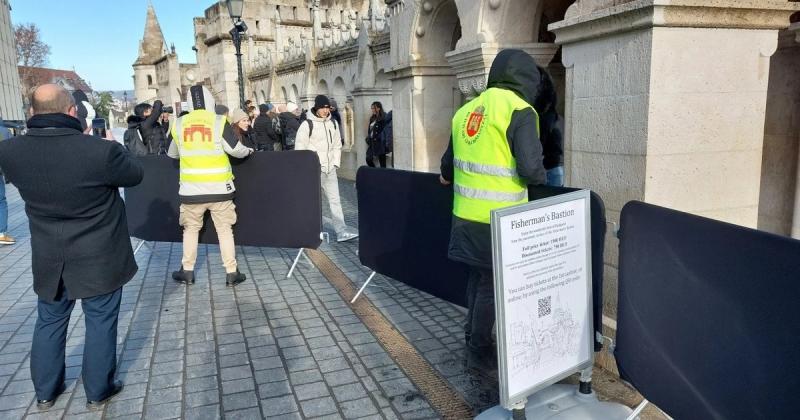 A Fidesz visszakozott, és eltávolították a fekete kordont a Halászbástyáról.