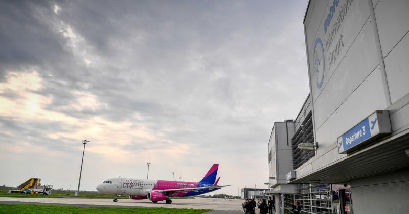 Debrecenben a WizzAir magára hagyta utasait, akik sajnos nem kaptak kártérítést.