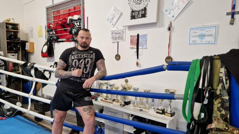 A küzdelem művészete: Beszélgetés Haver Imre kickbox-edzővel | ma7.sk

A kickbox nem csupán egy sportág, hanem egy életforma is. Haver Imre, tapasztalt kickbox-edző, a küzdelem művészetének mély értelméről és a sportág iránti szenvedélyéről mesél. Az inte