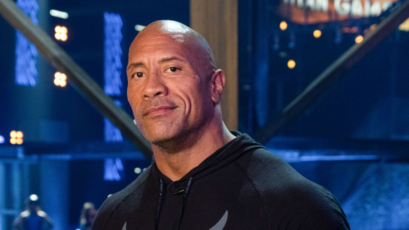 Dwayne Johnson valóban lenyűgöző átalakuláson ment keresztül! Az új filmjében szinte alig lehet ráismerni, és ez sokkolta a nézőket. A színészi képességeit most egy olyan új dimenzióban csillogtatja meg, amely mindenkit meglepett.