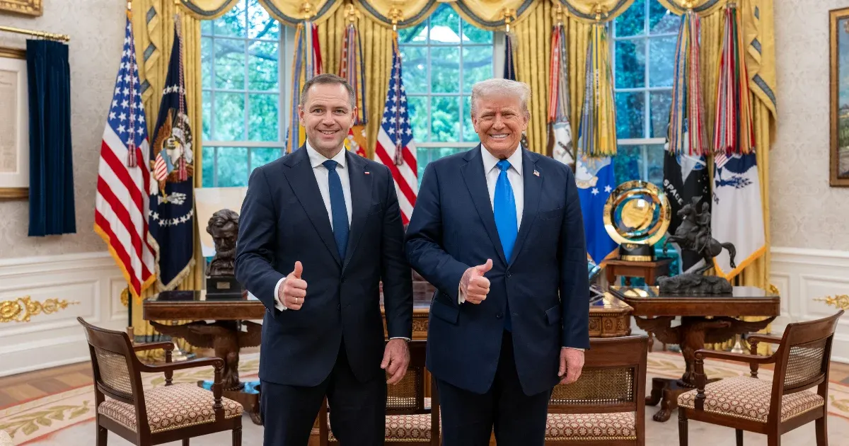 „Biztos vagyok benne, hogy diadalt aratsz!” – jelentette ki Trump a lengyel konzervatív elnökjelöltnek.