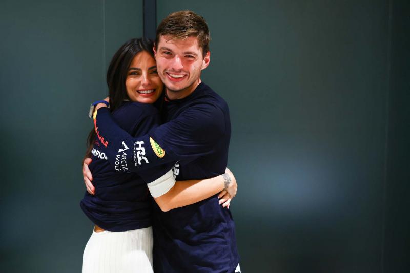 Verstappen családja újabb boldog fejezettel gazdagodott, hiszen kislány érkezett a családba. Az F1VILÁG.HU beszámolója szerint a Forma-1 sztárja és párja izgalommal várják az újdonsült szerepüket szülőként. A hírek szerint a kis jövevény egészséges, és a 