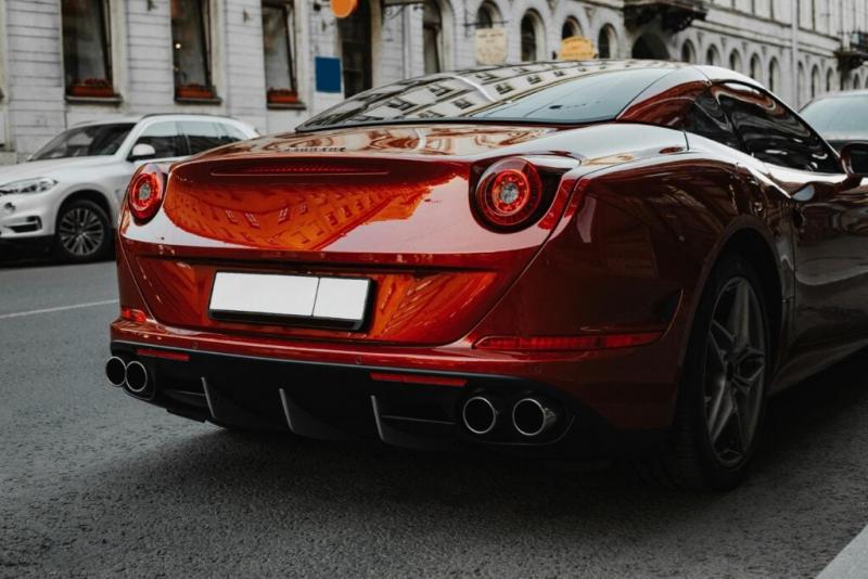 Felcsúton egy igencsak különleges látványra bukkantak: egy méregdrága Ferrari parkolt a falusi utcán. De ki lehetett az, aki a volán mögé ült?