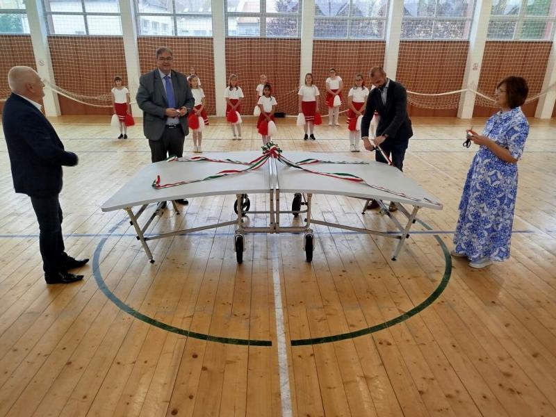A zselízi alapiskola egy újabb izgalmas fejlesztéssel gazdagodott: egy Teqball-asztalt kaptak, amely nemcsak a sportág népszerűsítését szolgálja, hanem a diákok testi aktivitását és csapatszellemét is erősíti. A modern sportág, amely a foci és a pingpong 