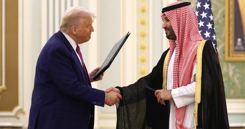 Megszületett az első történelmi egyezség a Közel-Keleten: Trump stratégiai megállapodást írt alá Szaúd-Arábiában.