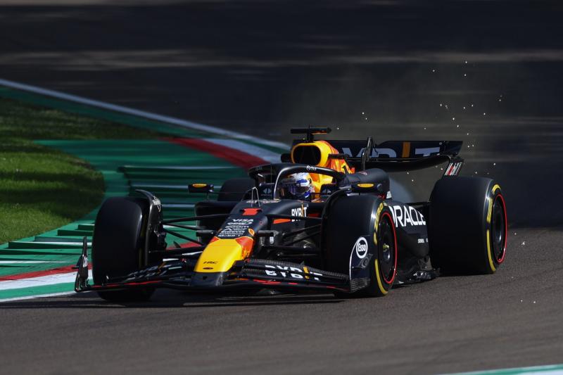 Miért tart ünnepséget a Red Bull Imolában, függetlenül az eredményektől? Az ünneplés mögött nem csupán a verseny szelleme áll, hanem a csapat összetartása, a közönséggel való kapcsolattartás és a motorsport iránti szenvedélyük megünneplése is. Az ilyen es
