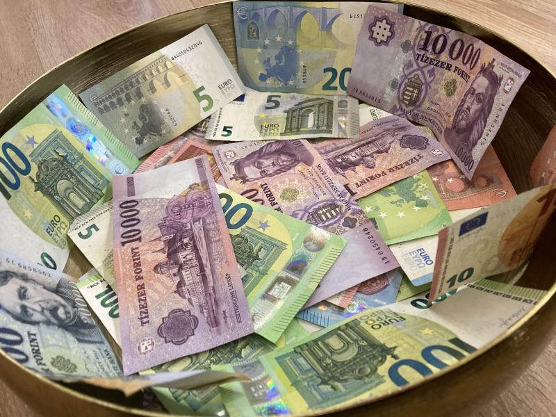 Az euró árfolyama közelíti a 400-as határt, és ez komoly kérdéseket vet fel a forint jövőjével kapcsolatban. Vajon milyen irányba mozdul el a hazai valuta?
