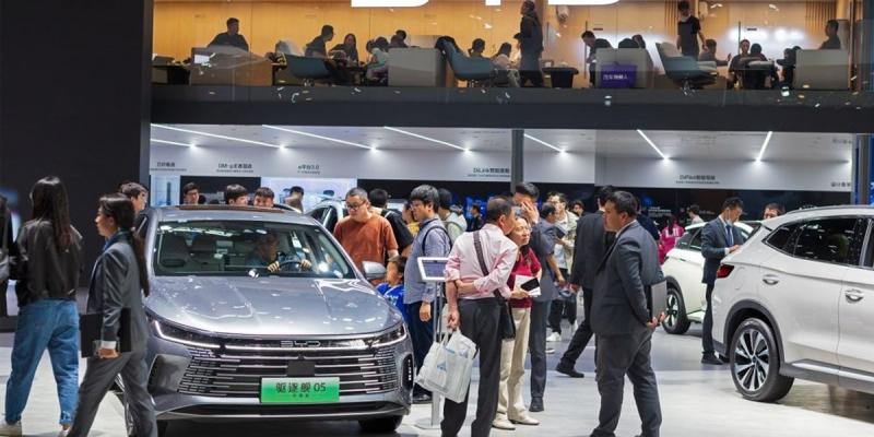 A BYD most egy figyelemfelkeltő ajánlattal rukkolt elő: a Tesla árainak feléért kínálja legújabb elektromos szedánját.