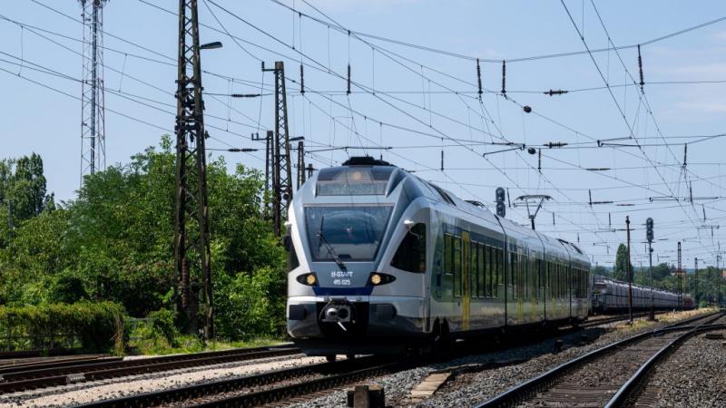 A pünkösdi hosszú hétvége első délelőttjén váratlanul összeomlott a balatoni vonat, ami sokak számára meglepetésként érkezett.