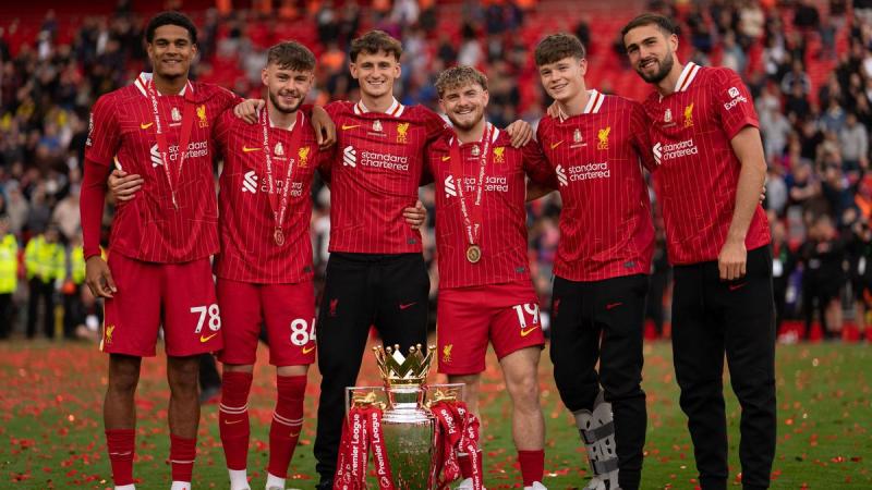A Liverpool FC egy régi ismerősét szerződteti, Szoboszlai Dominik személyében. A fiatal tehetség érkezését egy szellemes beszólással üdvözölheti a csapat, amely új színt vihet a Premier League izgalmas versenyébe.