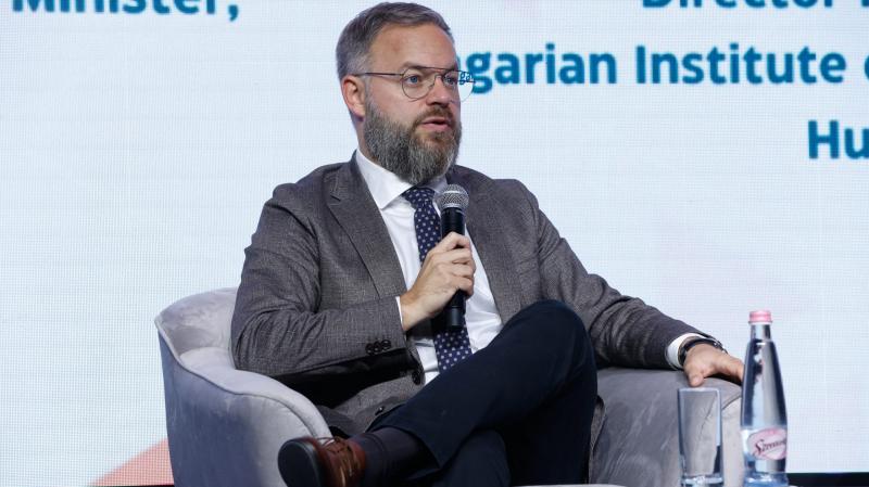 Az állam hatékony működtetése megköveteli a jövőbe tekintést, a felelősségteljes döntéshozatalt és az erkölcsi integritást – hangzott el Orbán Balázs beszédében az NKE doktoravató ünnepségén.