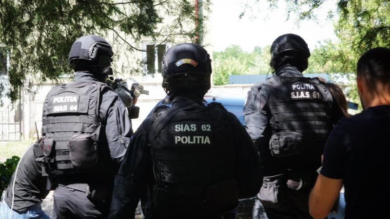 A mezőméhesi nő meggyilkolásával gyanúsított szökevény körüli nyomozás során a rendőrség szoros együttműködésben dolgozik a gyanúsított közelében álló személyekkel. A hatóságok célja, hogy minél hamarabb tisztázzák az ügy részleteit és megtalálják a felel