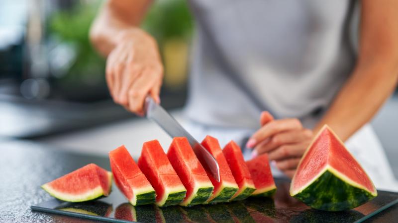 Soha ne engedd, hogy a görögdinnye héja a kukában végezze! Helyette inkább tedd a sütőbe egy órára, és varázsolj belőle valami különlegeset!