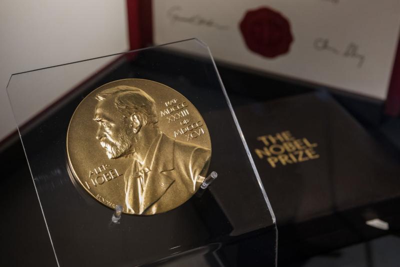 A Nobel-díj, ikercsontváz és a világmindenség új értelmezése – ez a három fogalom izgalmas és sokszínű kapcsolatokat rejt magában. A Nobel-díj, mint a tudományos és művészeti teljesítmények legmagasabb elismerése, nem csupán az egyes felfedezések fontossá