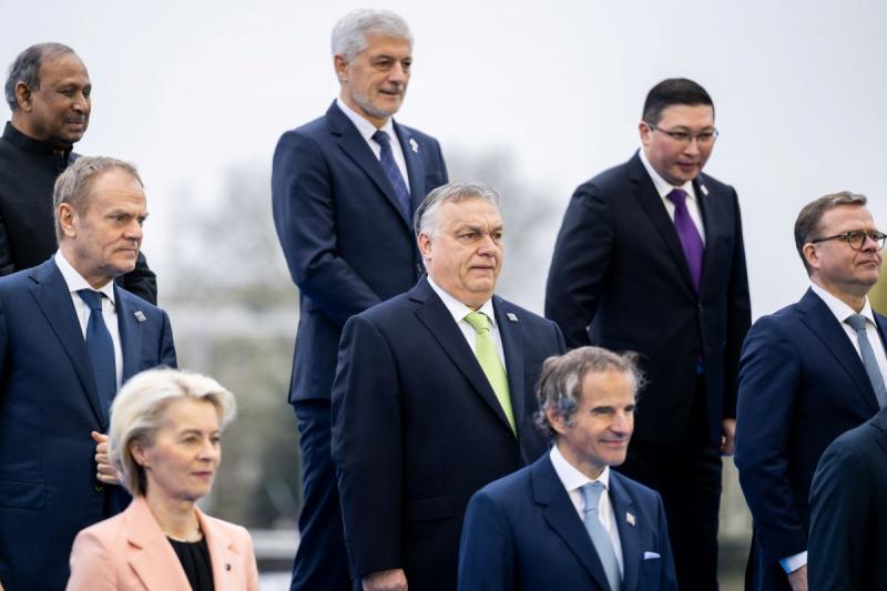 Donald Tusk és Orbán Viktor a közösségi médiában, az X platformon keresztül üzengetnek egymásnak, ami izgalmas politikai párbeszédet generál. A két vezető különböző nézőpontokat képvisel, és üzeneteik tükrözik a politikai feszültséget, valamint az eltérő 