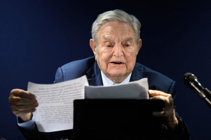 Egy friss elemzés a Neue Zürcher Zeitungban arra fókuszál, hogy miért irányítja Donald Trump a figyelmet Soros Györgyre, aki a volt elnök hagyományos ellenfelei közé tartozik. A cikk feltárja, hogy a Trump által megfogalmazott kritikák mögött nem csupán p