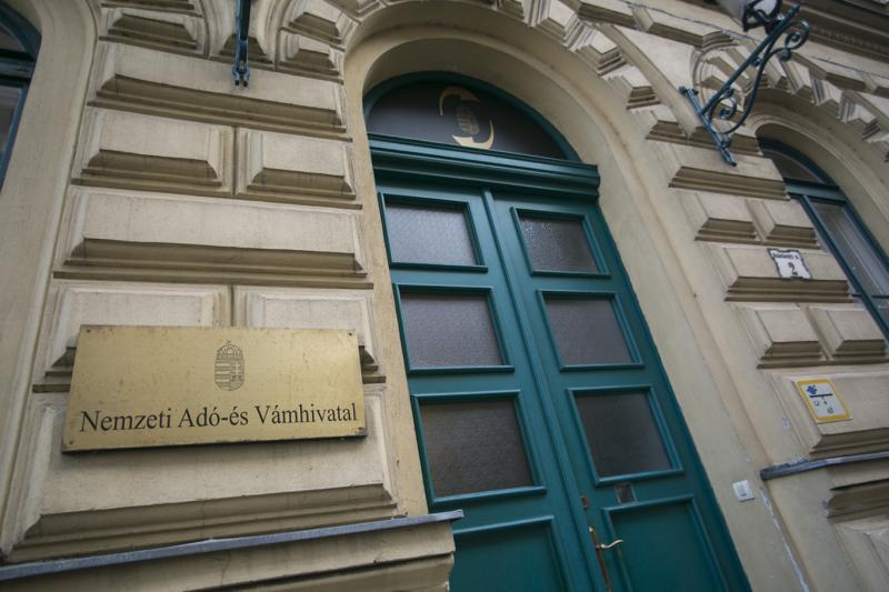 Nemi erőszak és testi sértés vádjával indult eljárás a Nemzeti Adó- és Vámhivatal egyik kiképzője ellen.