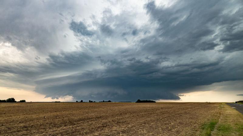 Az erőteljes szélvihar következtében az ország különböző pontjain háromszáz tűzesethez riasztották a tűzoltókat.
