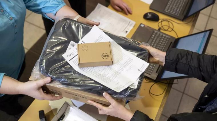 **Elfeledett álmok a doboz mélyén - a digitális oktatás kudarca Magyarországon**
A dobozban porosodó álmok képe jól szimbolizálja a digitális oktatás sorsát Magyarországon. Az ígéretes kezdeményezések és innovatív megoldások ellenére a rendszer végül nem