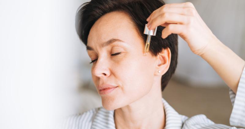 Bőrápolás 50 felett: Hatékony, mégis költséghatékony megoldások az ősz beköszöntével
Ahogy az őszi hónapok elérkeznek, a bőrünk igényei is változnak, különösen 50 éves kor felett. Az idő múlásával a bőrünk hidratáltsága és rugalmassága csökkenhet, ám ez