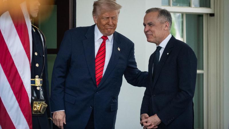 Kanada miniszterelnöke nyilvánosan elnézést kért Donald Trumptól a Reagan-korszakban készült reklámfilm miatt, amely az amerikai importvámok ellen irányult.