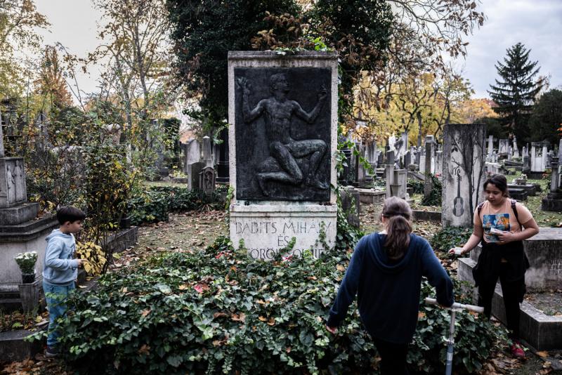 Természetesen! Íme egy egyedi változat:
**Index - Ahol a sírok kiemelkednek, a hódolók térdre borulnak - Kiállítás**