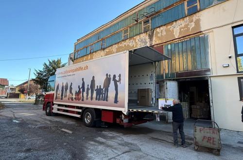 Jótékonyság határokon átívelően: svájci támogatás a Vöröskereszt számára.