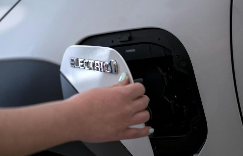 Új csúcsot döntöttek a villanyautók eladási számai hazánkban!