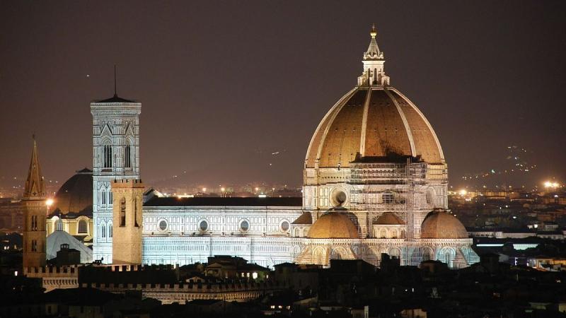 Firenzében található egy különleges kő, amelyen a fiatal Dante ült, és áhítattal figyelte, ahogy a dóm építése lassan életre kel. A gyerek álmokat szőtt a hatalmas katedrális árnyékában, miközben a mesterek fáradhatatlanul dolgoztak, hogy megvalósítsák a