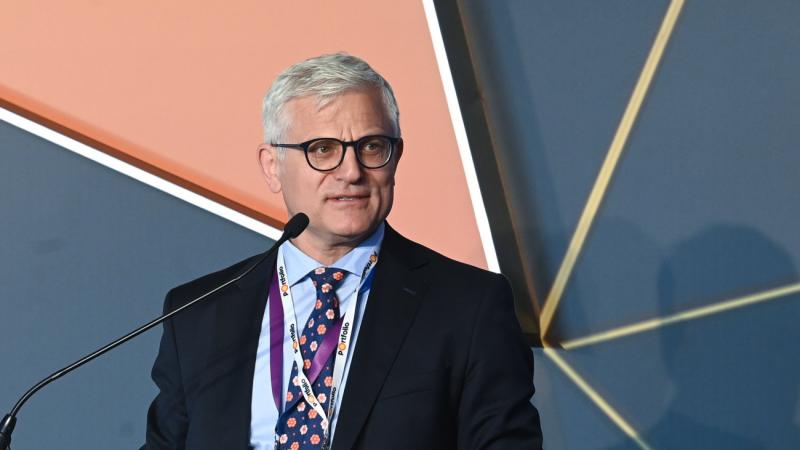 Jelasity Radován: Olyan alternatívát keresünk, amely hatékonyabb és kedvezőbb megoldást nyújtana az extraprofitadó emelésével szemben.